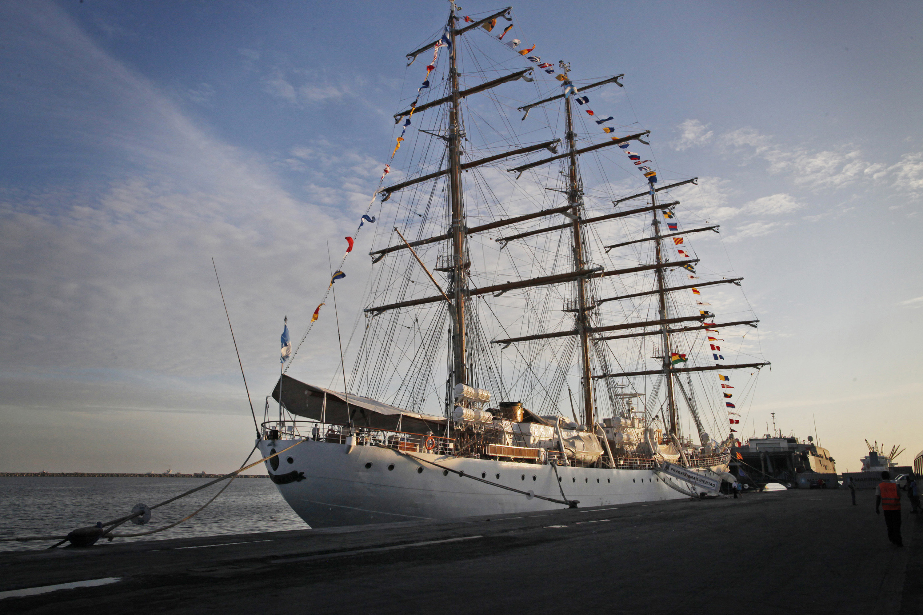 Αργεντινό πολεμικό πλοίο αιχμάλωτο των hedge funds για τη χρεοκοπία του 2001